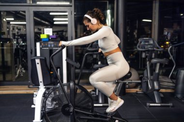 Spor bisikletinde sıkı çalışan bir kadın..