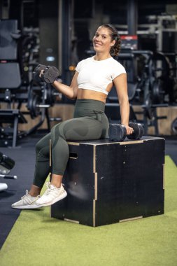 Spor salonundaki gülümseyen spor hocasının portresi..