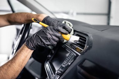 Profesyonel temizlik otomobili iç ve havalandırma sistemi fırça aracı kullanılarak detaylandırıldı.