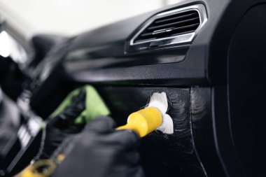 Profesyonel araba temizleme servisi. Aracı fırça aracıyla temizleme aracı.