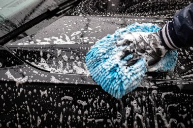 Araba cesedinin şampuanla ıslanmış temizlik beziyle yıkandığını yakın plan çek..