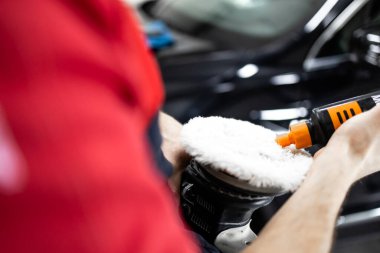 Araba boyası işi. Fırçaya cilalama macunu ekleme görünümünü kapat.