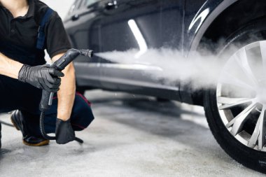 Araba temizleme ve buhar temizleme işlemi.