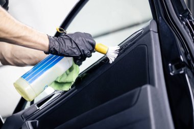 Araba temizleme ve derin temizlik aracı kullanarak.