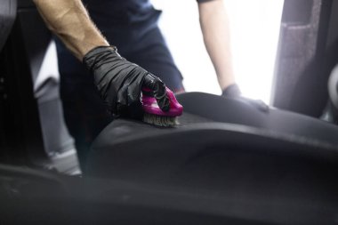 Profesyonel temizleyici araç koltuğu ve temizleme aracı..