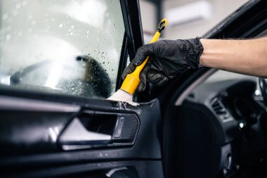 Arabanın içini fırça ve şampuanla iyice temizleyin..