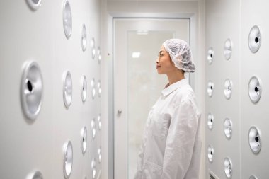 Japon mühendis fabrika temizlik ve üretim alanına girmeden önce giysilerini temizliyor..