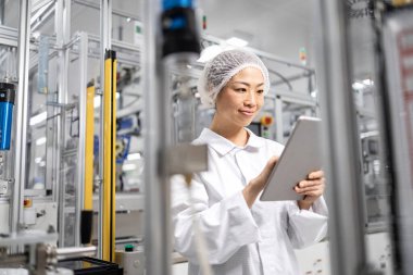 Elektronik endüstrisi için teknoloji fabrikasındaki üretimi kontrol eden bakım mühendisi.