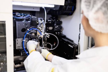 Mekanik mühendisi araştırma ve geliştirme fabrikasında prototip makinesinin yanında duruyor..