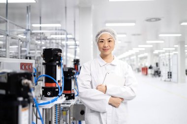 Doğu Asyalı mühendis elektronik üretim ve geliştirme için teknoloji fabrikasında çalışıyor..