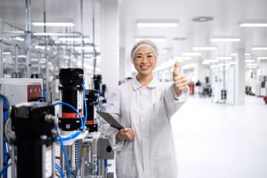 Doğu Asyalı mühendis elektronik üretimi için teknoloji fabrikasında çalışıyor..