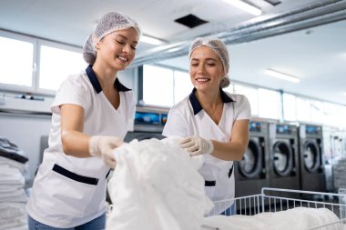 Kirli çarşaf ve çarşaf temizleyen otel çalışanları. Kuru temizleme ve hijyen..