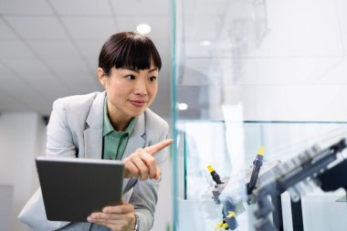 Japon ürün yöneticisi fabrikada elektronik ekipmanların kalitesini kontrol ediyor.