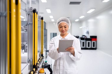 Elektronik endüstrisi için teknoloji fabrikasındaki üretimi kontrol eden bakım mühendisi.