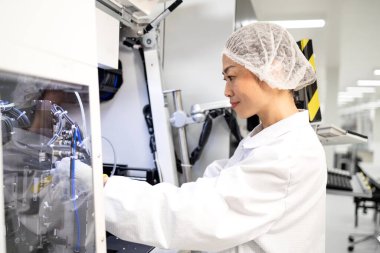 Doğu Asyalı mühendis elektronik üretim ve geliştirme için teknoloji fabrikasında çalışıyor..