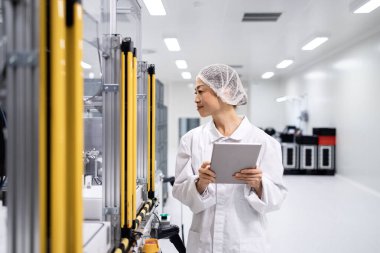 Elektronik endüstrisi için teknoloji fabrikasındaki üretimi kontrol eden bakım mühendisi.