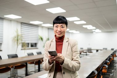 Ofiste telefon kullanan zeki Japon iş kadınının portresi..