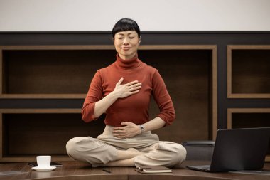 İşte dinleniyorum. Yoga egzersizi..