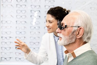 Üst düzey bir hasta yeni gözlük almak için gözlerini kontrol ediyor..