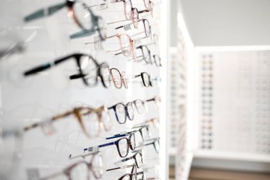Optisyen dükkanının içi ve satılık moda gözlükler..