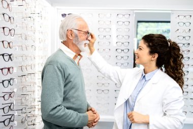 Tecrübeli bir bayan gözlükçü son sınıf öğrencisinin gözlük almasını öneriyor..
