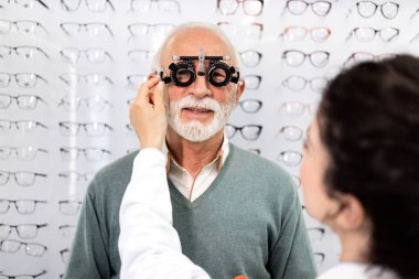 Göz sağlığı sorunu olan kıdemli hasta göz hekimliği kliniğinde diyopteri kontrol ediyor..