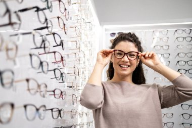 Gözlükçüde yeni gözlük deneyen güzel bir kız..