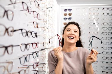 Gözlükçüden yeni gözlük seçen güzel bir kız..