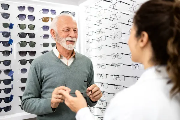Yeni gözlük konusunda kıdemli hasta danışmanlığı deneyimli bir göz doktoru..