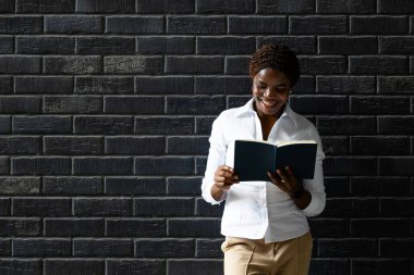 Kitap okuyan zeki Afrikalı kadın..