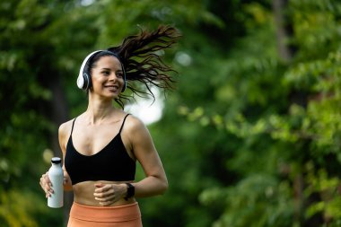Doğada koşan ve antrenman yapan sporcu kadın manzarasını kapatın..