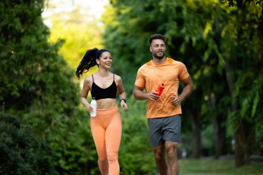 Formda ve sağlıklı insanlar parkta birlikte koşar ve doğanın tadını çıkarırlar..