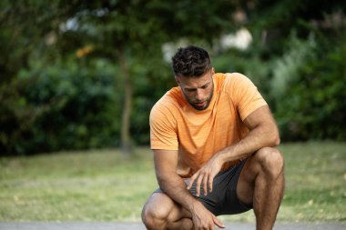 Spor yaraları ve sağlık sorunları. Sporcu acı yüzünden kendini kötü ve endişeli hissediyor..