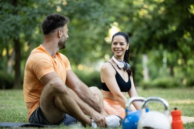 Formda ve sağlıklı insanlar doğadaki eğitimden önce ısınırlar. Çimenlerde oturup, bacaklarımı esneteceğim..