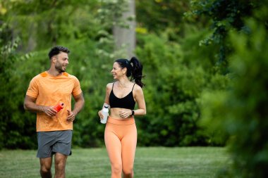 Formda ve sağlıklı insanlar parkta birlikte koşar ve doğanın tadını çıkarırlar..