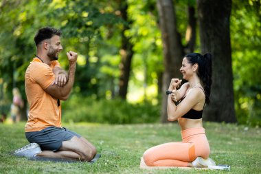 Formda ve sağlıklı bir çift kollarını uzatıyor ve vücudunu dışarıda antrenman için ısıtıyor..