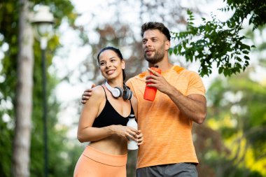 Spor çifti açık hava eğitiminden sonra birbirlerine sarılıyorlar..