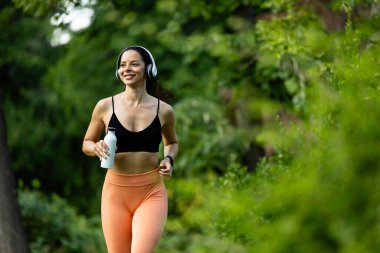 Motive olmuş Kafkas fitness kadını dışarıda sıkı çalışıyor..