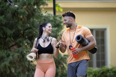 Sporcu kadın ve kişisel antrenörü beslenme planı ve kalori eksikliği hakkında tartışıyorlar..