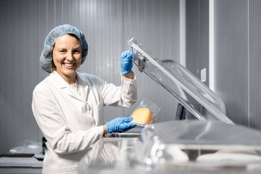 Endüstriyel gıda paketleme makinesi. Yiyecek fabrikası üretim hattı işçisi boş makinede yiyecek paketliyor..