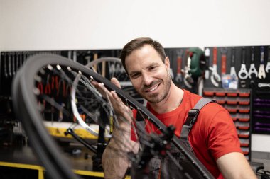 Profesyonel Kafkas askeri atölyede bisiklet tamir ve onarım yapıyor..