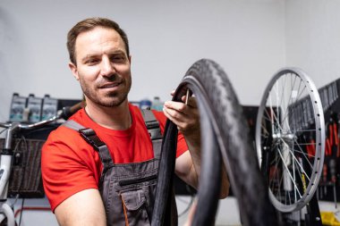 Düz bisiklet lastiği yerine beyaz bisiklet tamircisi..