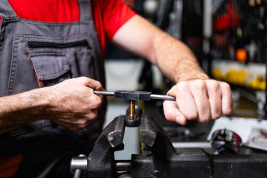 Metalle çalışan mekanik ellerin yakın görüntüsü.