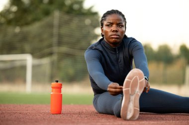 Ciddi bir bayan sporcunun ısınması ve koşu antrenmanına hazırlanması için motive edildi. Profesyonel maraton koşucusu.