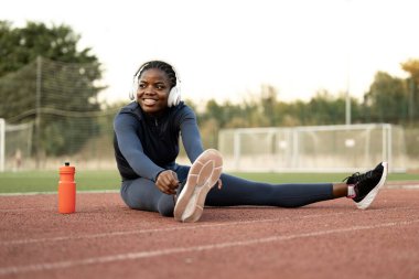 Profesyonel siyah kadın maraton koşucusu ya da koşuya hazırlanan sporcu.