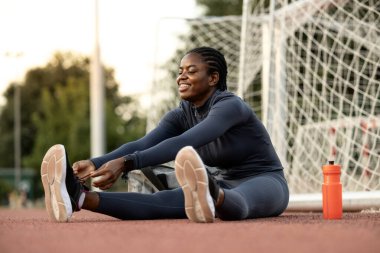 Profesyonel sporcu kadın raylarda koşmadan önce ısınıyor..