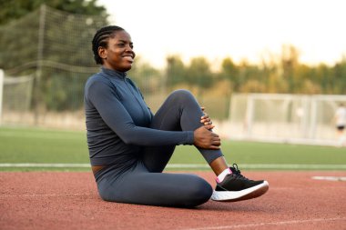 Ciddi bir bayan sporcunun ısınması ve koşu eğitimine hazırlanması için motive edildi..