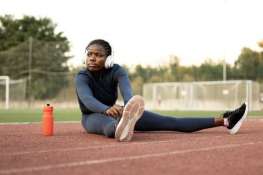 Profesyonel atlet maratonu koşucusu. Ciddi bir bayan sporcunun ısınması ve koşu eğitimine hazırlanması için motive edildi..