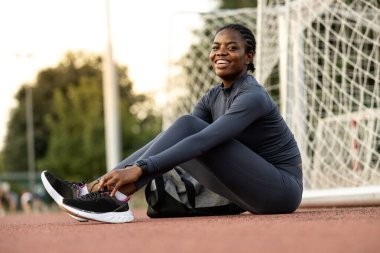 Profesyonel bayan koşucu. Motive olmuş bayan sporcu ısınıyor ve koşuya hazırlanıyor..