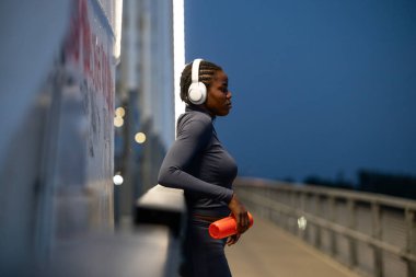 Müzik dinlemek ve gece eğitimi için motive olmak..